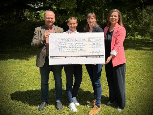 Foto der Schecküberreichung vom 09. Mai 2025 | Personen von links nach rechts:  Michael Petschick (Bürgerstiftung Kulturlandschaft Spreewald, Susann Troppa, Ellen Beuster (Erbe der Lausitz – Projekt UNESCO 5), Marlen Meißner (Deutsche UNESCO-Kommission), Foto: Kersten Löwen 