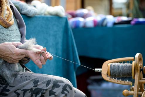 Foto (Karl Lorenz Richter): Alte Handwerkskünste, wie das Spinnen, werden auf dem Markt vorgeführt.